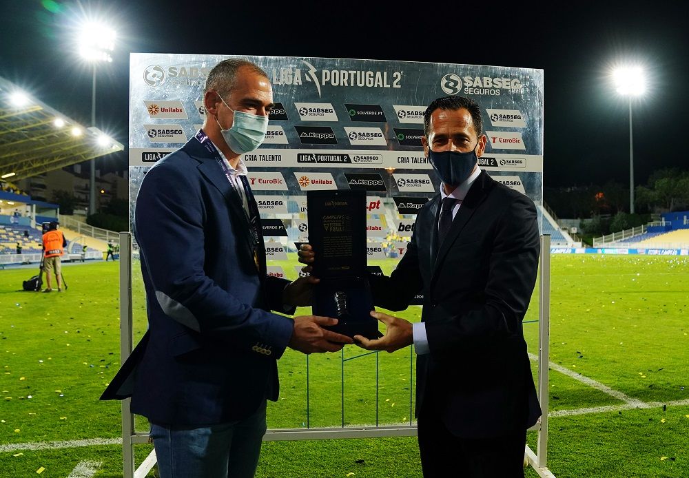 Pedro Proença entrega mini taça personalizada da Liga Portugal SABSEG a Ignacio Beristain e Miguel Machado
