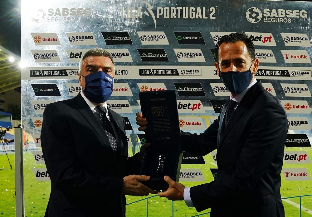 Pedro Proença entrega mini taça personalizada da Liga Portugal SABSEG a Ignacio Beristain e Miguel Machado