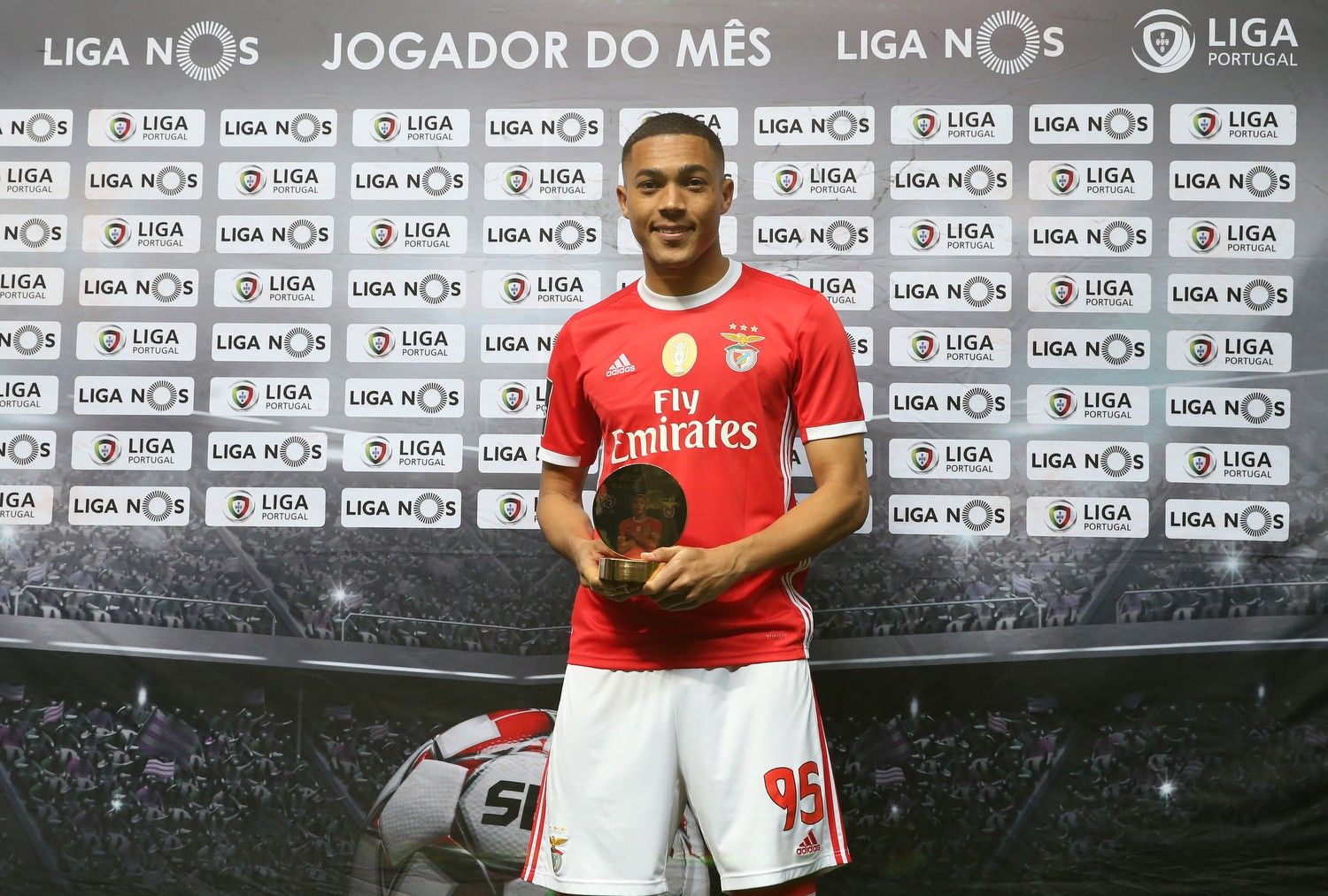 Carlos Vinícius, Pizzi e Rúben Dias receberam distinções relativas aos meses de outubro e novembro