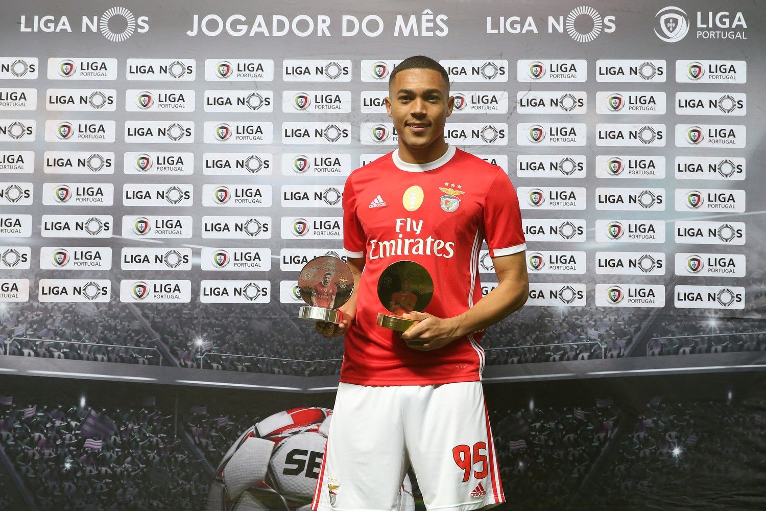 Carlos Vinícius, Pizzi e Rúben Dias receberam distinções relativas aos meses de outubro e novembro