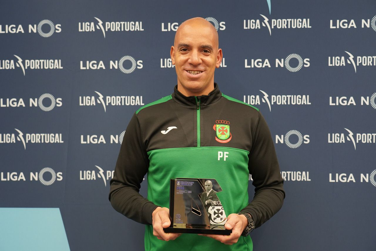 Melhores de novembro: Pepa recebeu Prémio Vítor Oliveira - Treinador do Mês