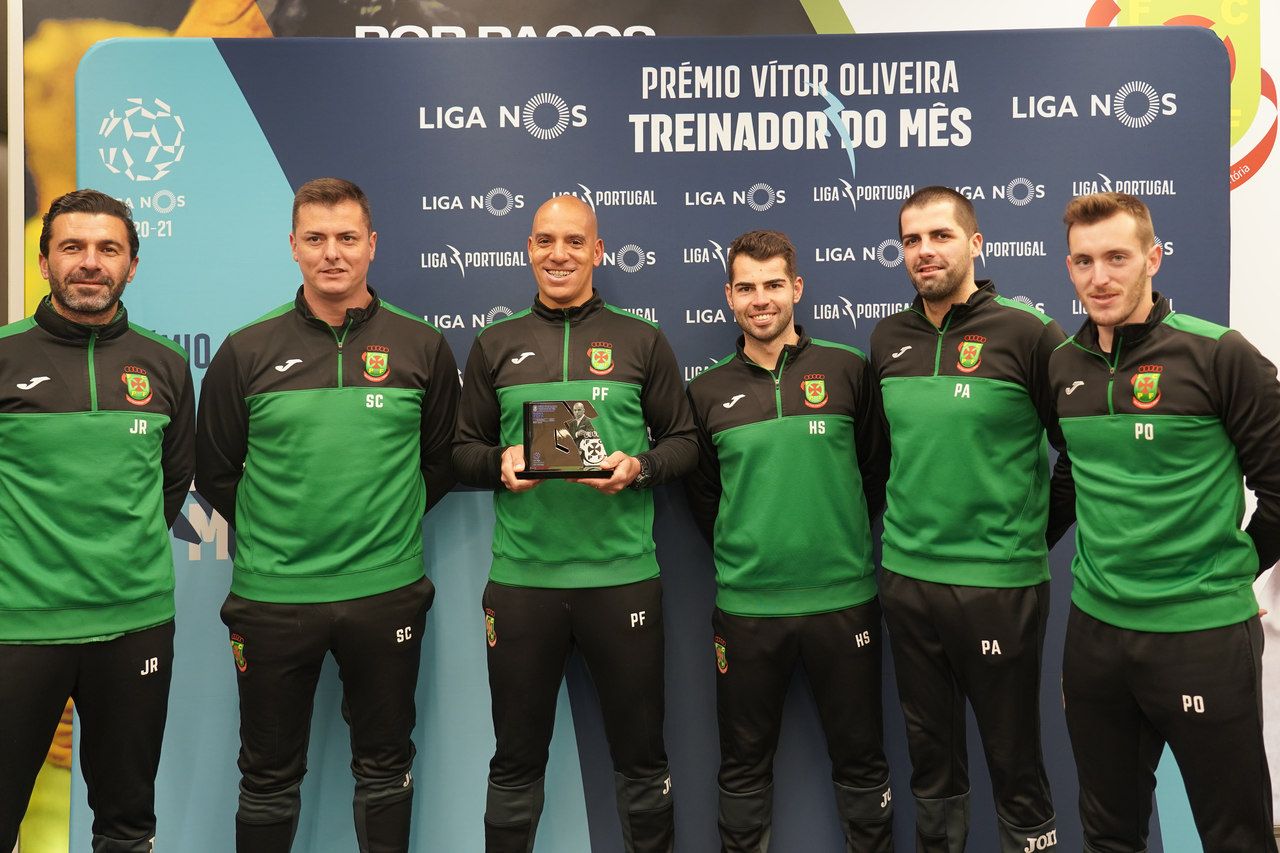 Melhores de novembro: Pepa recebeu Prémio Vítor Oliveira - Treinador do Mês