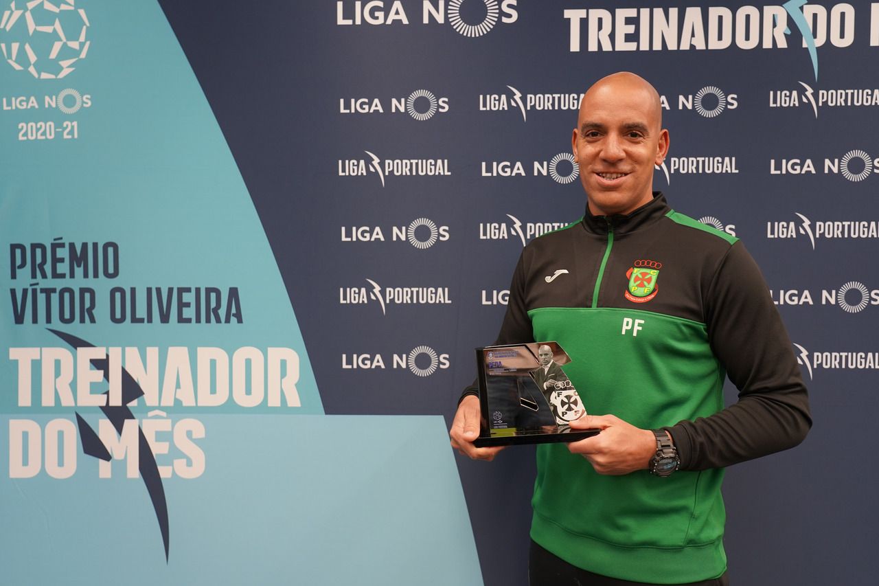 Melhores de novembro: Pepa recebeu Prémio Vítor Oliveira - Treinador do Mês