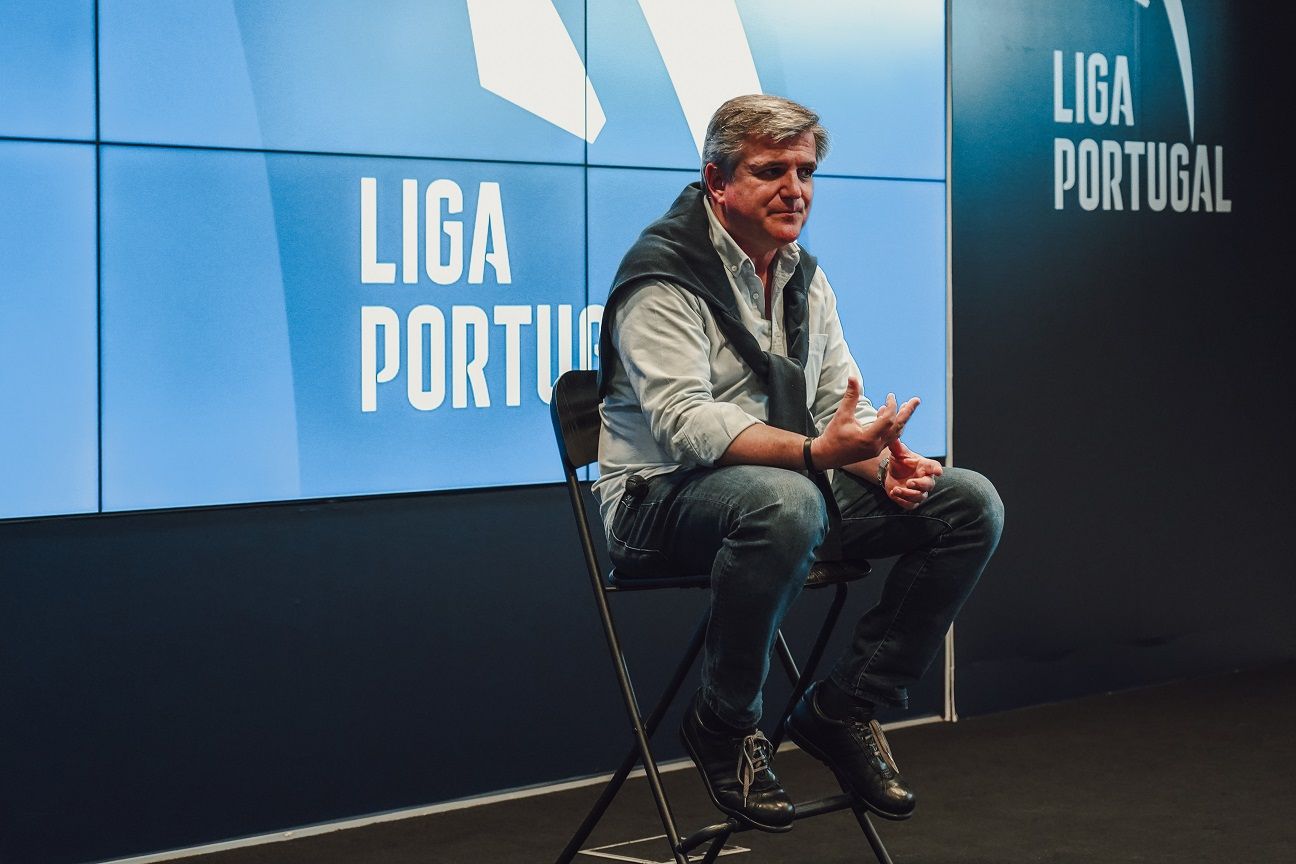 Comunicação no Futebol Profissional" aborda o comentário desportivo