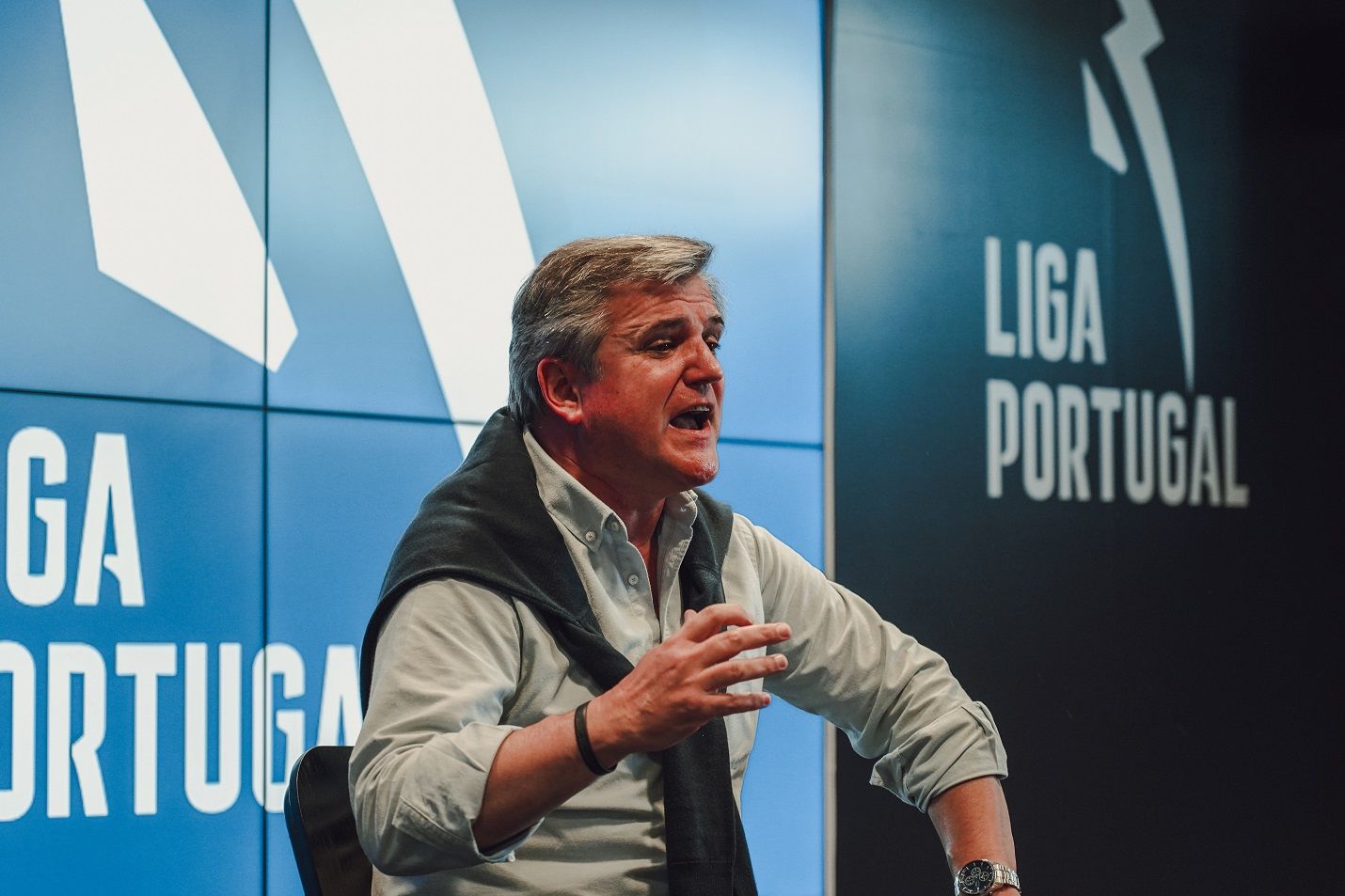 Comunicação no Futebol Profissional" aborda o comentário desportivo
