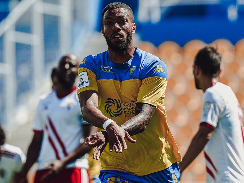 Liga Portugal - Estoril Praia cada vez mais líder