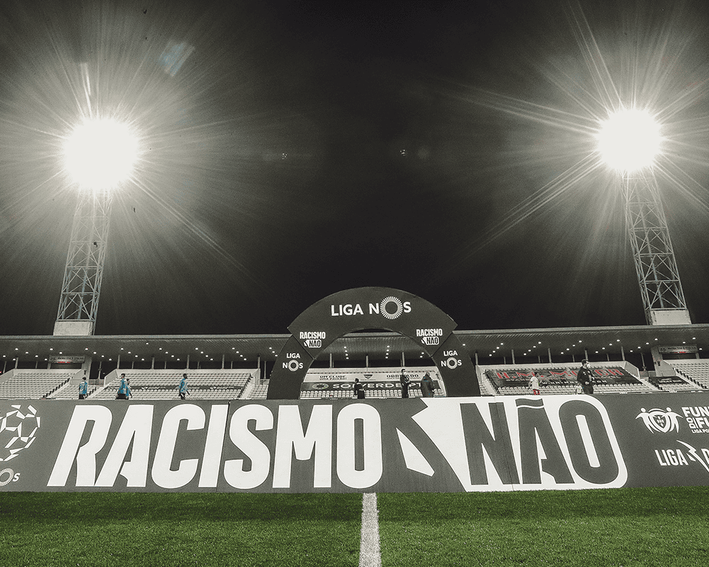 RACISMO NÃO marca fim de semana do Futebol Profissional