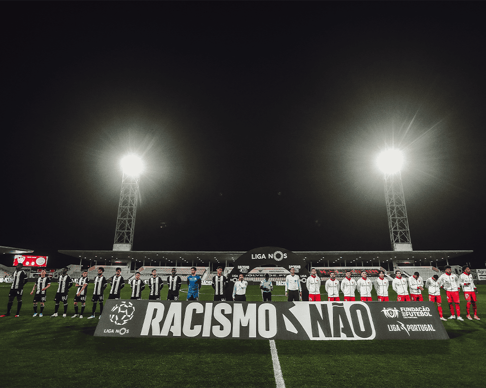 RACISMO NÃO marca fim de semana do Futebol Profissional