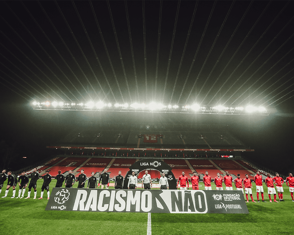 RACISMO NÃO marca fim de semana do Futebol Profissional