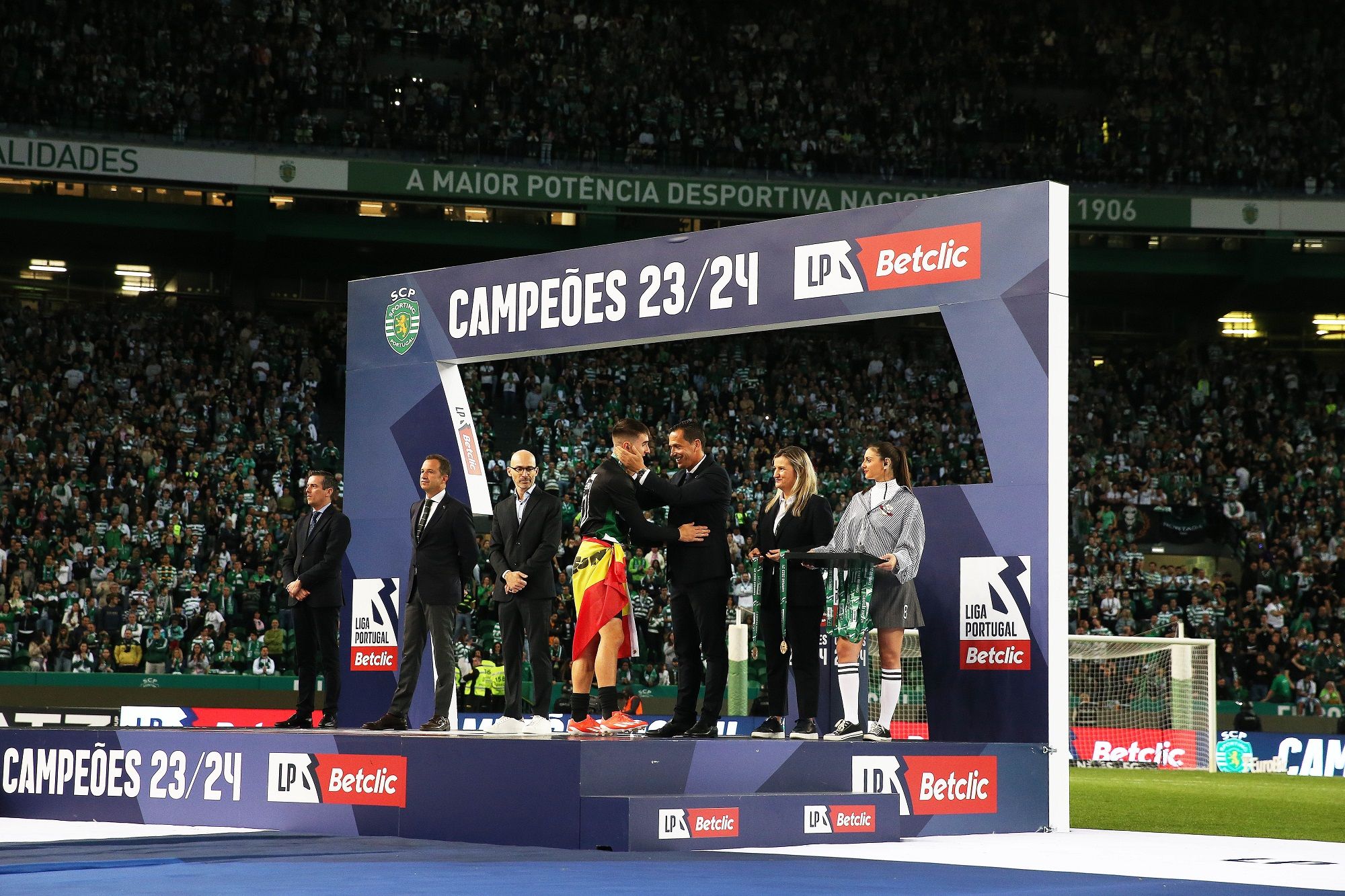 Pedro Proença entregou o troféu da Liga Portugal Betclic ao Sporting CP