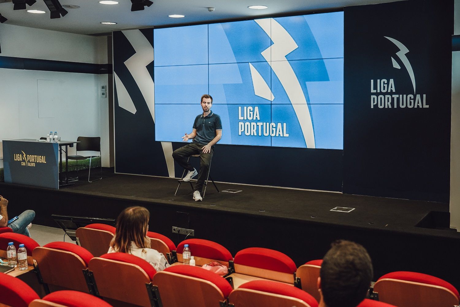 Comunicação no Futebol Profissional" aborda o comentário desportivo