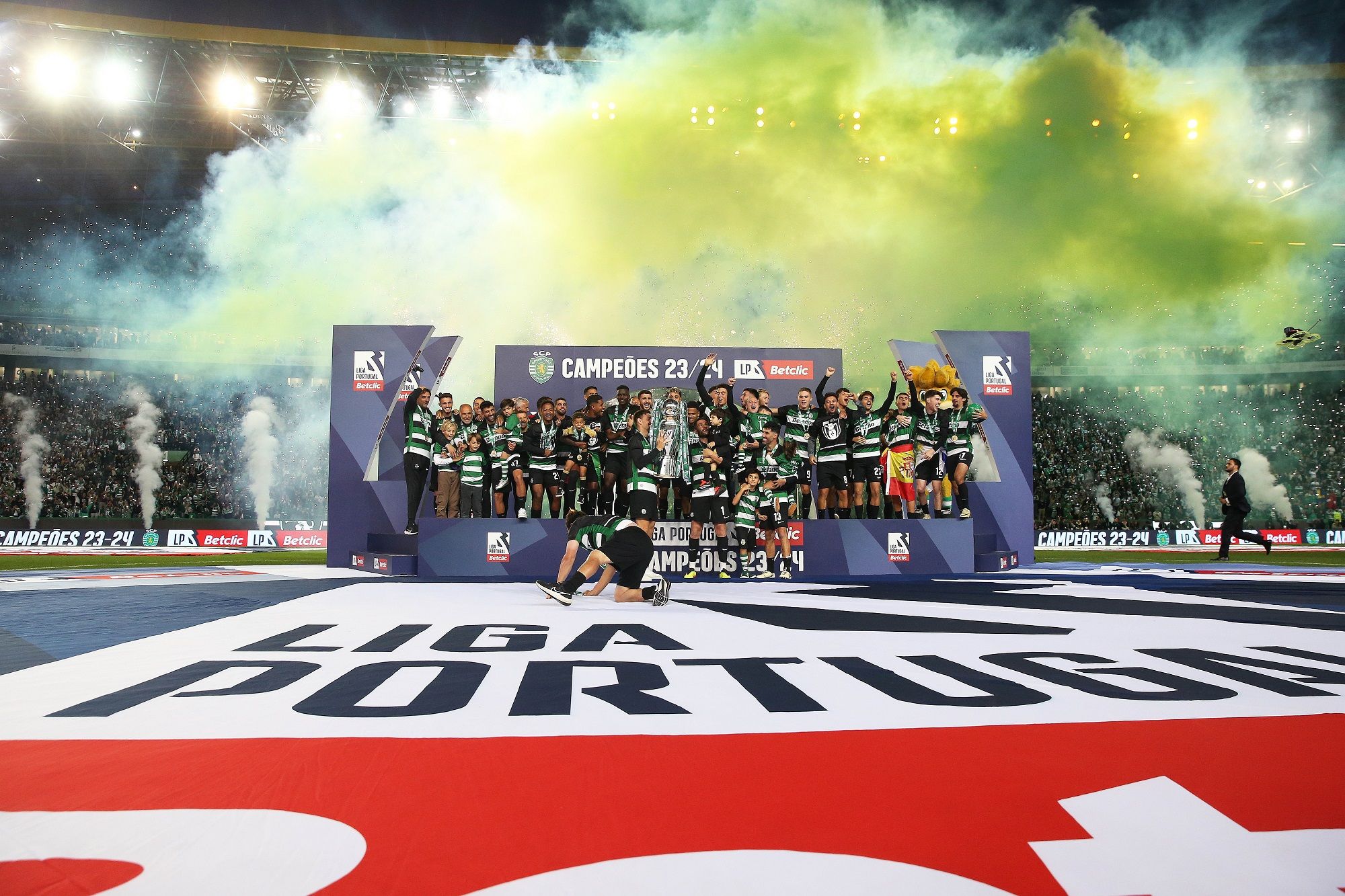 Pedro Proença entregou o troféu da Liga Portugal Betclic ao Sporting CP