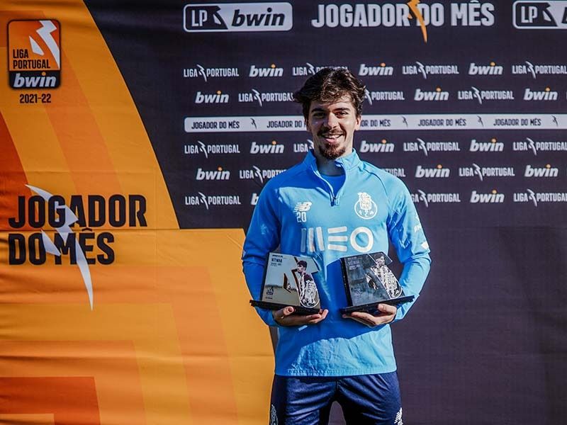 Melhores de dezembro: Vítor Ferreira recebeu os prémios de Médio e Jogador do Mês da Liga Portugal bwin